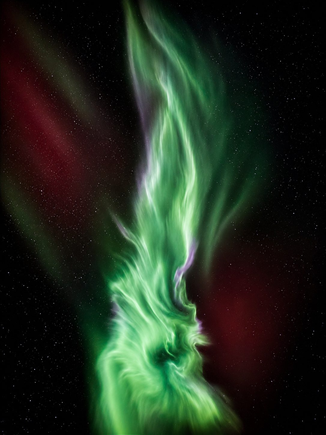 A close study of aurora structure against the stars